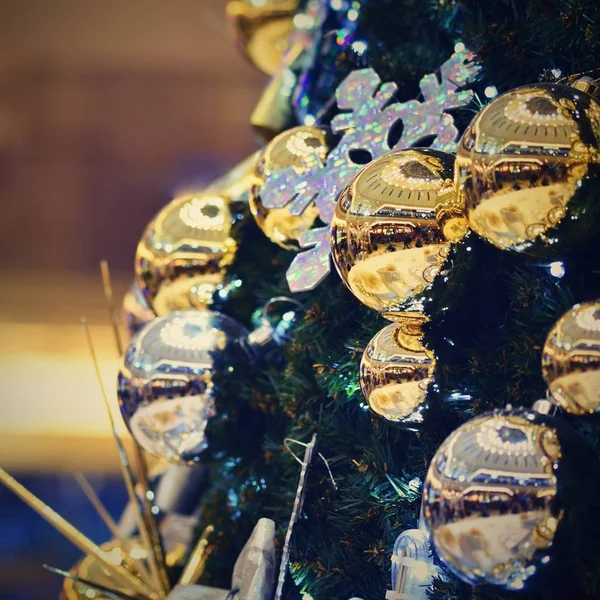 Addobbi natalizi. Astratto sfondo colorato con albero di Natale . — Foto Stock