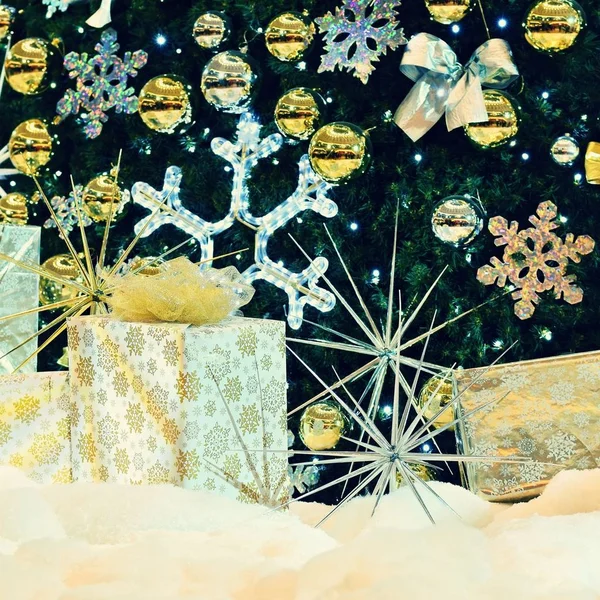 Christmas abstract kleurrijke achtergrond met kerstcadeau en ornamenten — Stockfoto