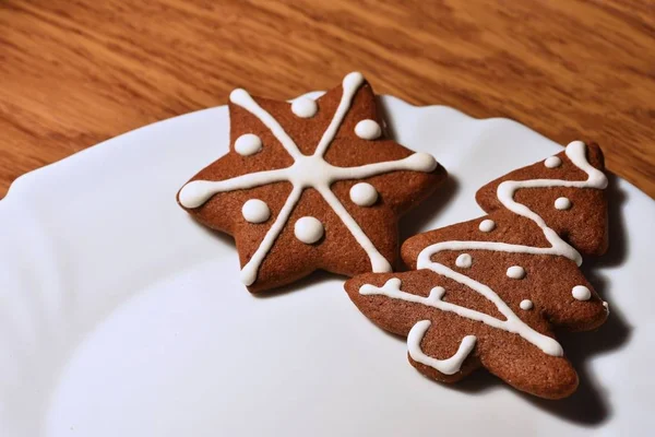 クリスマス ツリーと雪の結晶。美しい甘いクリスマスのお菓子。手作業で装飾、手作りジンジャーブレッド. — ストック写真