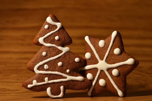 Árbol de Navidad y copo de nieve. Dulces dulces de Navidad. Pan de jengibre casero decorado a mano . — Foto de Stock