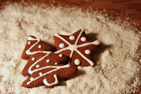 Christmas tree and snowflake. Beautiful sweet Christmas candy. Hand-decorated, homemade gingerbread. — Stock Photo, Image