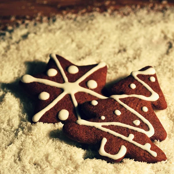 Christmas tree and snowflake. Beautiful sweet Christmas candy. Hand-decorated, homemade gingerbread. — Stock Photo, Image