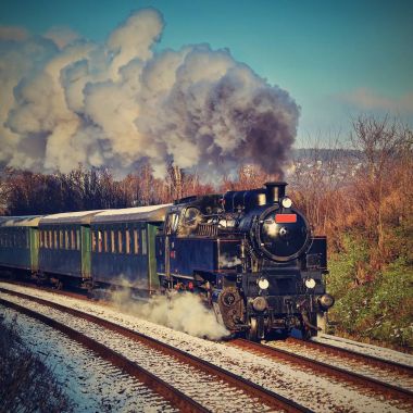 Güzel eski buharlı tren vagonlar raylar üzerinde günbatımında çalışan ile. Çocuklar ve ebeveynler Festival özel gün için geziler. Çek Cumhuriyeti Europe.