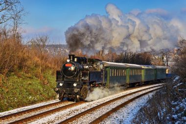 Güzel eski buharlı tren vagonlar raylar üzerinde günbatımında çalışan ile. Çocuklar ve ebeveynler Festival özel gün için geziler. Çek Cumhuriyeti Europe.