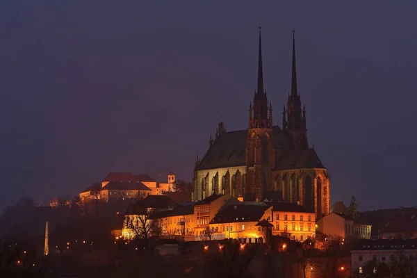 Noční fotografie. Petrov - kostel St. Peters a Pavla v Brně. Městské staré architektury. Střední Evropa Česká republika. — Stock fotografie