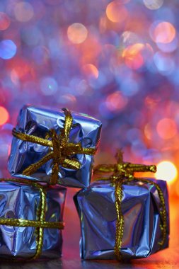 Noel süsleri. Soyut, bulanık renkli arka plan üzerinde güzel Noel ağacı süsler. Kış, tatil ve kar kavramı.