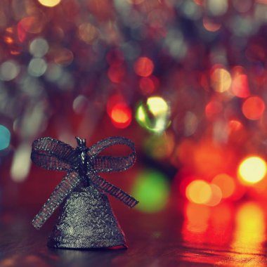 Noel süsleri. Soyut, bulanık renkli arka plan üzerinde güzel Noel ağacı süsler. Kış, tatil ve kar kavramı.