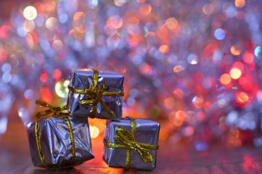 Noel süsleri. Soyut, bulanık renkli arka plan üzerinde güzel Noel ağacı süsler. Kış, tatil ve kar kavramı.