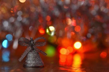 Noel süsleri. Soyut, bulanık renkli arka plan üzerinde güzel Noel ağacı süsler. Kış, tatil ve kar kavramı.