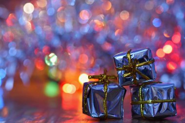 Noel süsleri. Soyut, bulanık renkli arka plan üzerinde güzel Noel ağacı süsler. Kış, tatil ve kar kavramı.