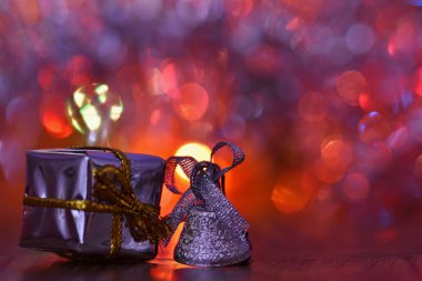 Noel süsleri. Soyut, bulanık renkli arka plan üzerinde güzel Noel ağacı süsler. Kış, tatil ve kar kavramı.