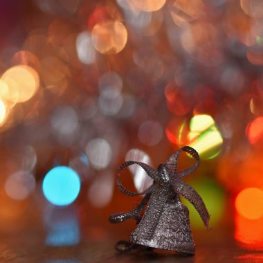 Noel süsleri. Soyut, bulanık renkli arka plan üzerinde güzel Noel ağacı süsler. Kış, tatil ve kar kavramı.