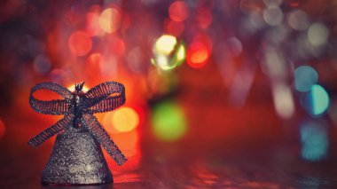 Noel süsleri. Soyut, bulanık renkli arka plan üzerinde güzel Noel ağacı süsler. Kış, tatil ve kar kavramı.