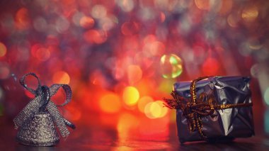 Noel süsleri. Soyut, bulanık renkli arka plan üzerinde güzel Noel ağacı süsler. Kış, tatil ve kar kavramı.