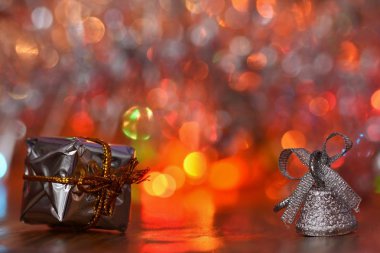 Noel süsleri. Soyut, bulanık renkli arka plan üzerinde güzel Noel ağacı süsler. Kış, tatil ve kar kavramı.