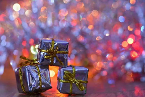 Noel süsleri. Soyut, bulanık renkli arka plan üzerinde güzel Noel ağacı süsler. Kış, tatil ve kar kavramı.