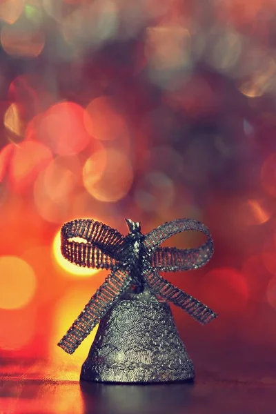 Noel süsleri. Soyut, bulanık renkli arka plan üzerinde güzel Noel ağacı süsler. Kış, tatil ve kar kavramı.