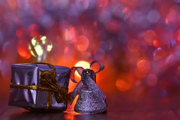 Noel süsleri. Soyut, bulanık renkli arka plan üzerinde güzel Noel ağacı süsler. Kış, tatil ve kar kavramı.