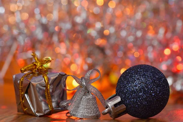 Addobbi natalizi. Bellissimi ornamenti dell'albero di Natale su sfondo colorato astratto e sfocato. Concetto per inverno, vacanza e neve . — Foto Stock