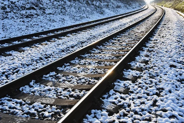 Parça tren. Güzel atış ve nakliye, tren, seyahat ve gün batımı seyahat kavramı.