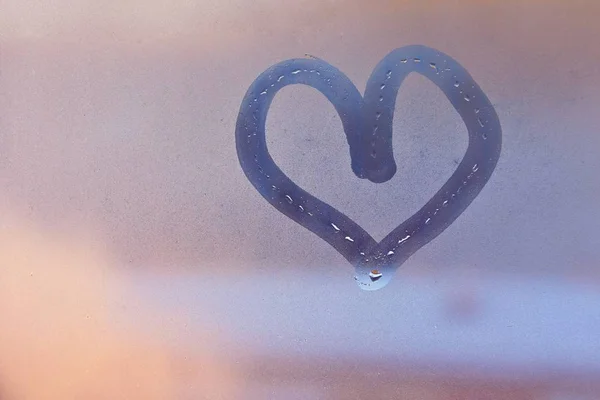 หัวใจที่วาดด้วยนิ้วบนหน้าต่างหมอก — ภาพถ่ายสต็อก