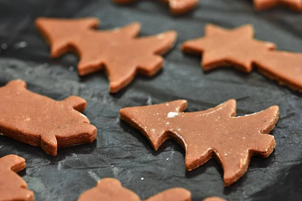 Hornear en casa hizo galletas de Navidad. Clásica tradición checa. Concepto para la temporada de invierno, la comida y las vacaciones de Navidad . — Foto de Stock