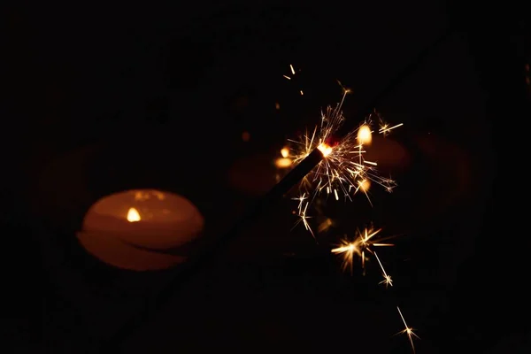 Sparkler Bokeh Brilho Colorido Fundo Noite Com Vela — Fotografia de Stock