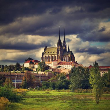 Petrov - Aziz Peter ve Paul Kilisesi Brno şehrinde. Çek Cumhuriyeti-Avrupa. HDR - fotoğraf.
