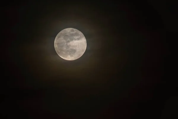 Полная луна над черным небом ночью — стоковое фото