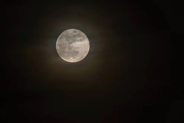 Lua cheia sobre o céu negro escuro à noite — Fotografia de Stock