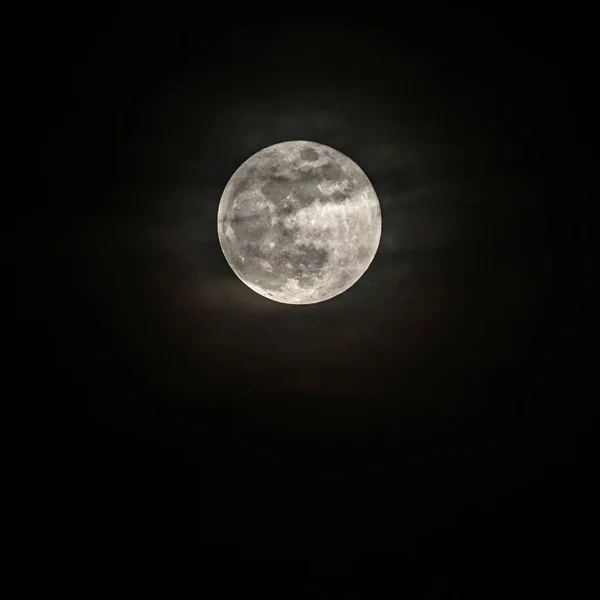 Luna llena sobre el oscuro cielo negro por la noche — Foto de Stock