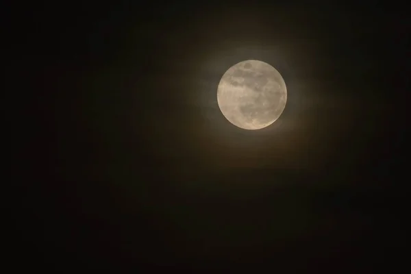 Luna llena sobre el oscuro cielo negro por la noche — Foto de Stock