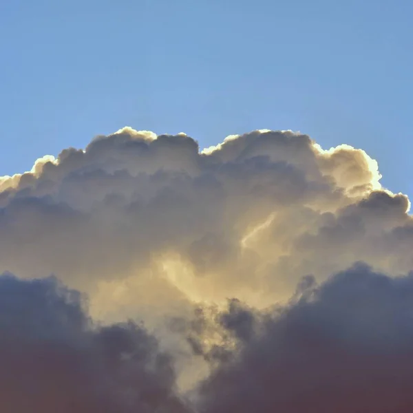 Vacker naturlig bakgrund med blå himmel och moln. Miljö koncept. — Stockfoto