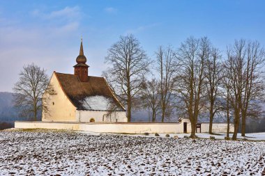 Kar kış manzara. Kale Veveri yakınındaki güzel Şapel. Çek Cumhuriyeti Brno şehir. Tanrı'nın annesi Şapeli.