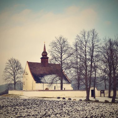 Veveri Kalesi yakınlarında güzel bir şapeli olan kış manzarası. Çek Cumhuriyeti 'nin Brno kenti. Tanrının Annesi 'nin Şapeli..