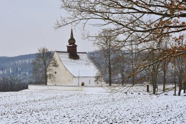 Veveri Kalesi yakınlarında güzel bir şapeli olan kış manzarası. Çek Cumhuriyeti 'nin Brno kenti. Tanrının Annesi 'nin Şapeli..