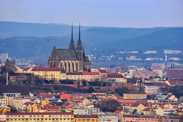 Petrov. Cathédrale des saints Pierre et Paul à Brno République tchèque. Photo de nuit de belle architecture ancienne au coucher du soleil . — Photo