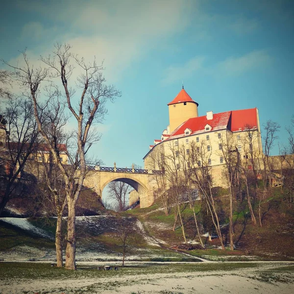 Zimowy krajobraz z pięknym gotyckim zamkiem Veveri. Brno - Czechy - Europa Środkowa. — Zdjęcie stockowe