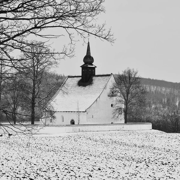 Paesaggio invernale con neve. Bella cappella vicino al castello Veveri. Repubblica Ceca città di Brno. La Cappella della Madre di Dio . — Foto Stock