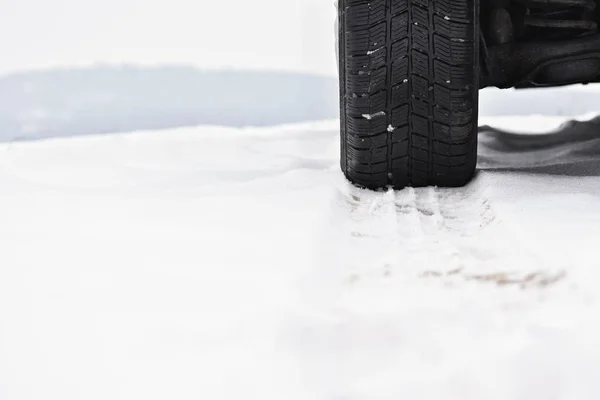 Зимой машина. Шины на снежной дороге в плохую погоду . — стоковое фото