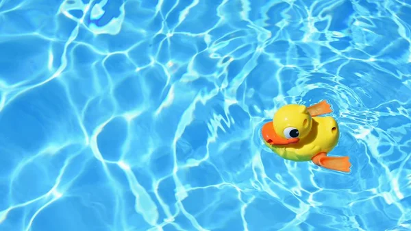 Жовта гумова качка на воді в спекотний сонячний день. Літній фон для подорожей та відпусток. Свято ідилічного . — стокове фото