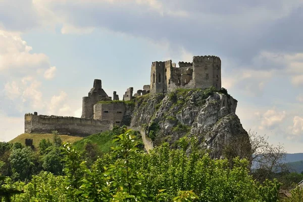 Bellissimo vecchio castello sulla collina. Paesaggio con architettura. Repubblica Beckov-Slovacca . — Foto Stock