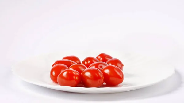 Wiśniowe pomidory stos na białym tle na białym tle — Zdjęcie stockowe