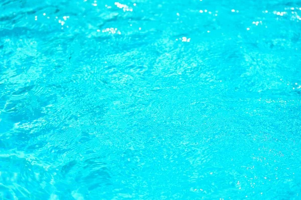 Ріплі води в басейні з відбиттям сонця. Літній фон для подорожей та відпусток. Свято ідилічного . — стокове фото