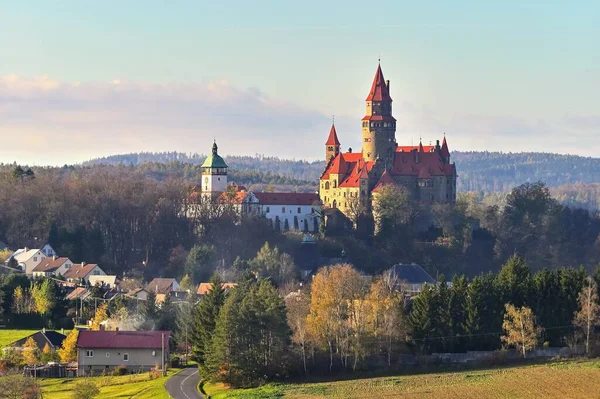 Prachtig oud romantisch kasteel Bouzov bij zonsondergang met herfstlandschap. — Stockfoto