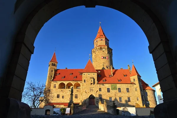 Piękny stary romantyczny zamek Bouzov o zachodzie słońca z jesiennym krajobrazem. — Zdjęcie stockowe