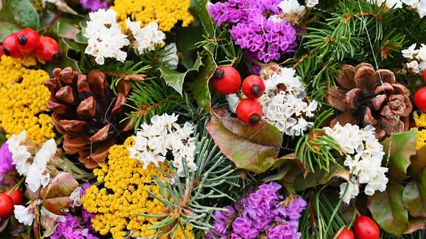 Vackra färgglada naturliga dekoration. Inredning för höstsäsongen. — Stockfoto