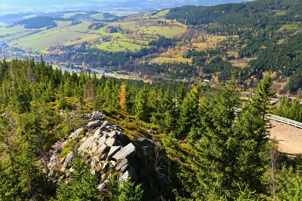 Sentiero tra le nuvole.. Bellissimo paesaggio con foresta e cielo sulle montagne. Natura pura in Bassa Moravia - Repubblica Ceca - Europa . — Foto Stock