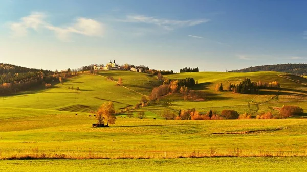 Montaña de la Madre de Dios - hermoso paisaje otoñal con monasterio en República Checa — Foto de Stock