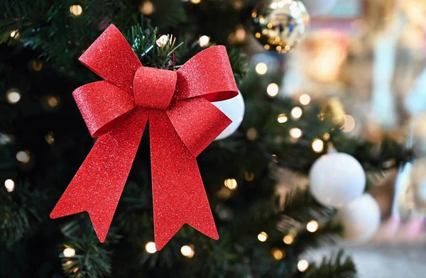 Gyönyörű karácsonyi dísz a karácsonyfa fények. Vörös íjak. — Stock Fotó